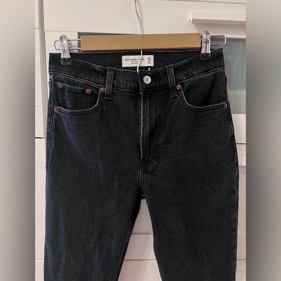 Abercrombie & Fitch High Rise Skinny Jean - Picture 6 of 9